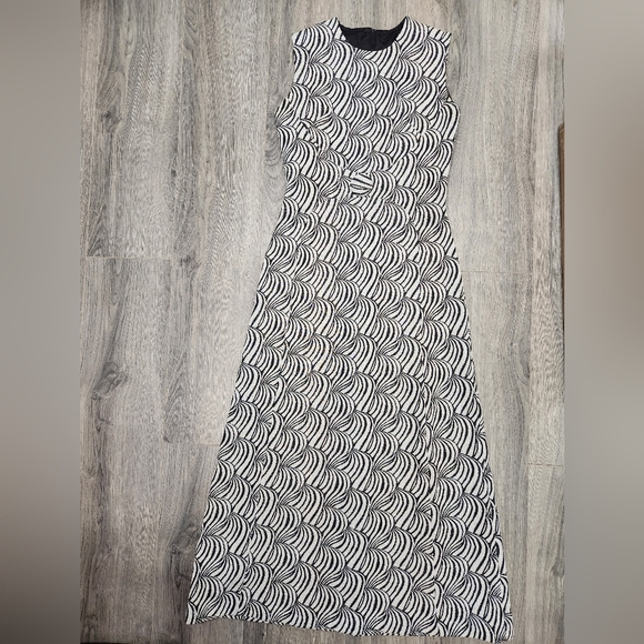 Linda Original Dress - Picture 2 of 5